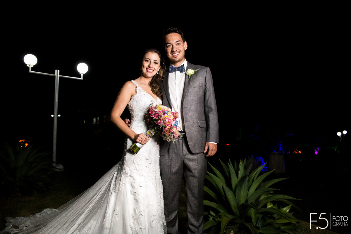 Casamento Caroline e Ricardo, sorrisos largos após a cerimônia, em Nova Resende - MG.