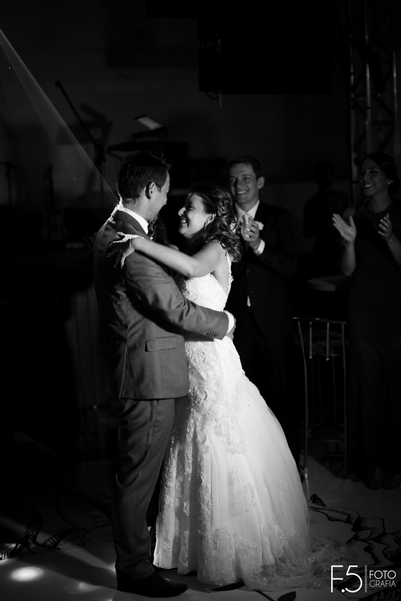 Festa dos noivos Caroline e Ricardo, onde se olham em meio aos convidados, em Nova Resende - MG.