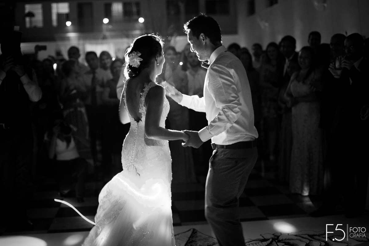 Festa dos noivos Caroline e Ricardo, dançando, em Nova Resende - MG.