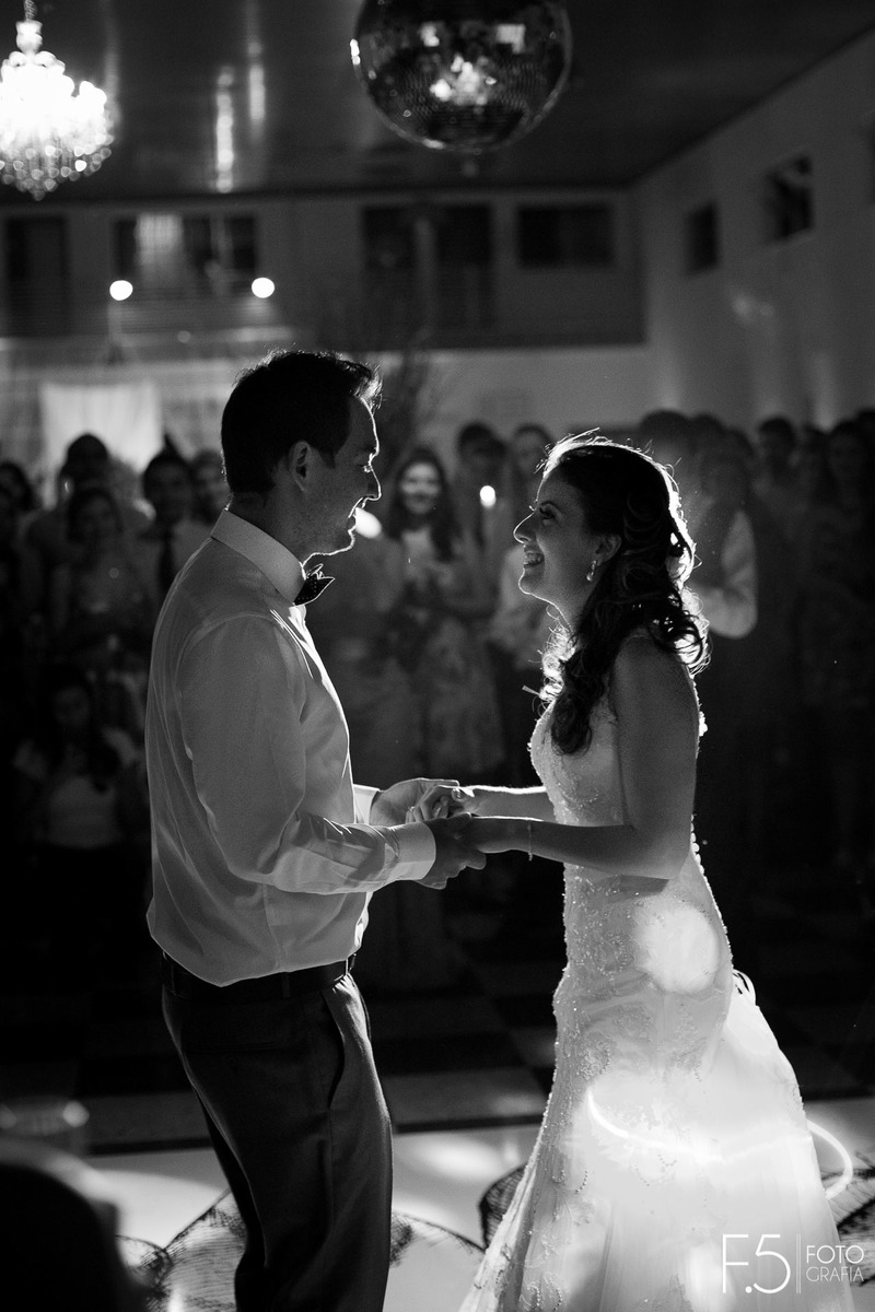 Festa dos noivos Caroline e Ricardo, onde dançam se olhando em meio aos convidados, em Nova Resende - MG.