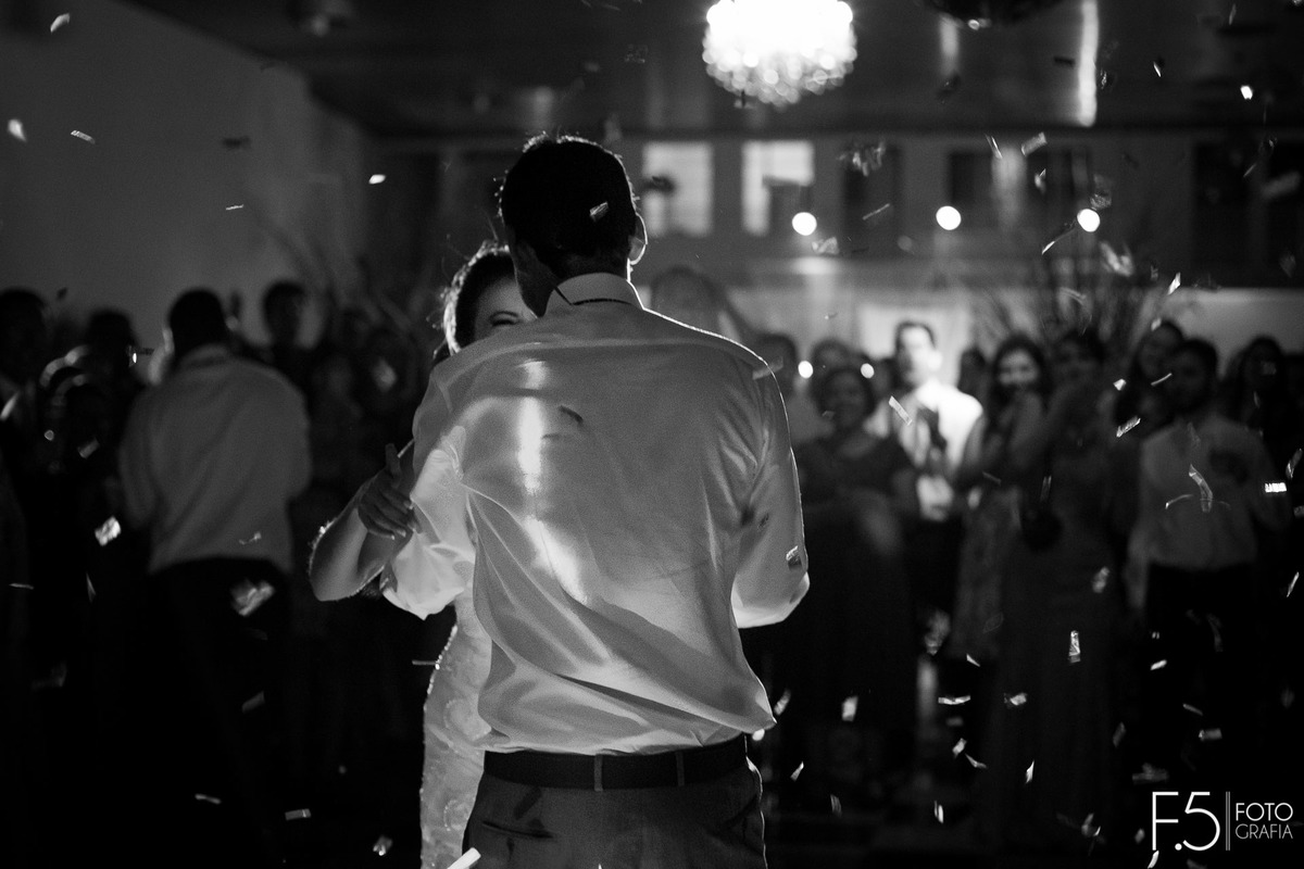 Festa dos noivos Caroline e Ricardo, onde dançam se olhando em meio aos convidados, em Nova Resende - MG.