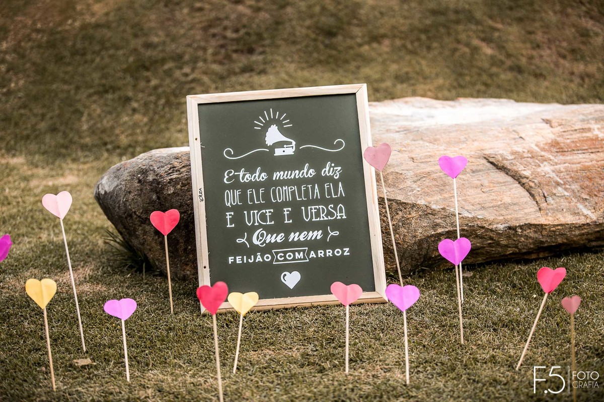 Casamento Caroline e Ricardo, detalhes da decoração do local onde foi realizada a cerimônia, em Nova Resende - MG.