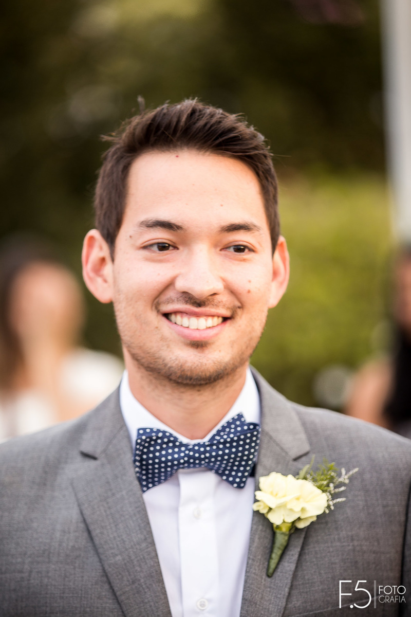 Casamento Caroline  e Ricardo, noivo Ricardo sorrindo, em Nova Resende - MG.