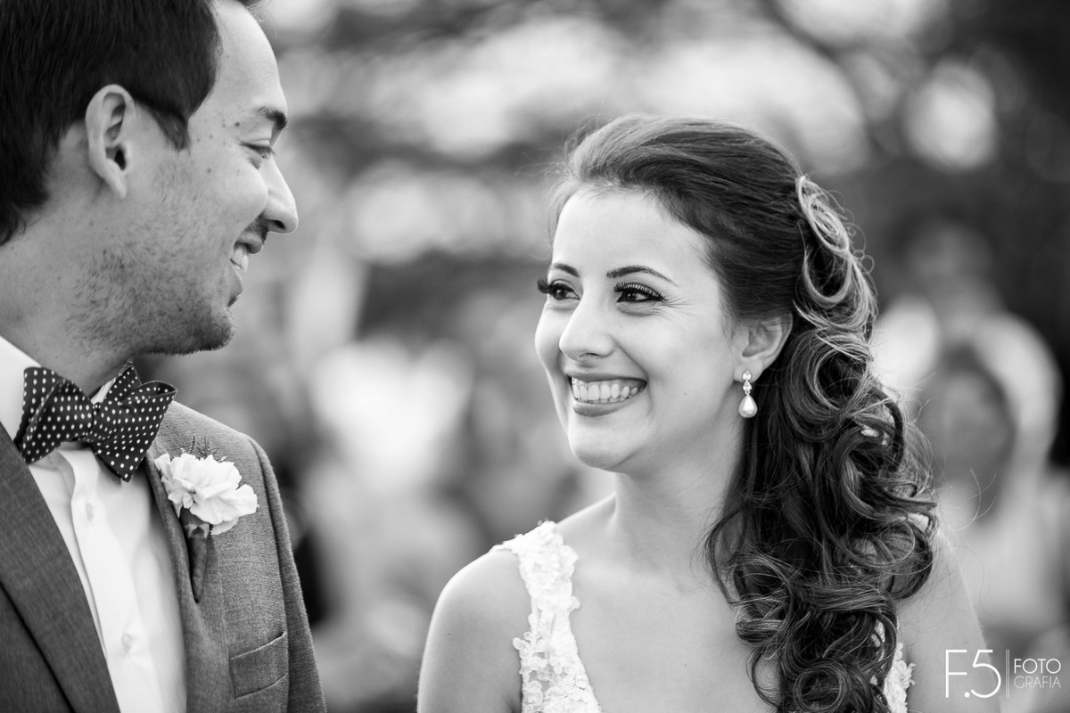Casamento Caroline e Ricardo, noivos esbanjando sorrisos, em Nova Resende - MG.
