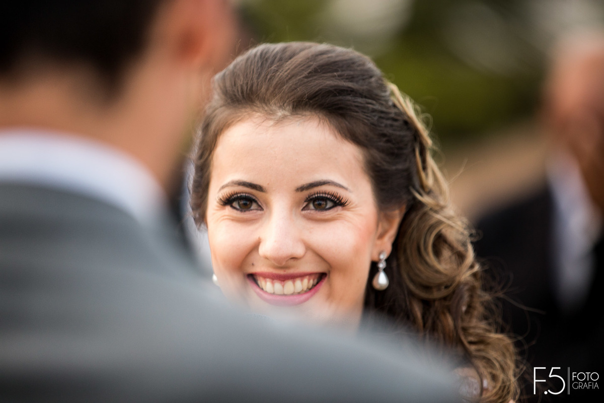 Casamento Caroline e Ricardo, sorriso encantador da noiva, em Nova Resende - MG.