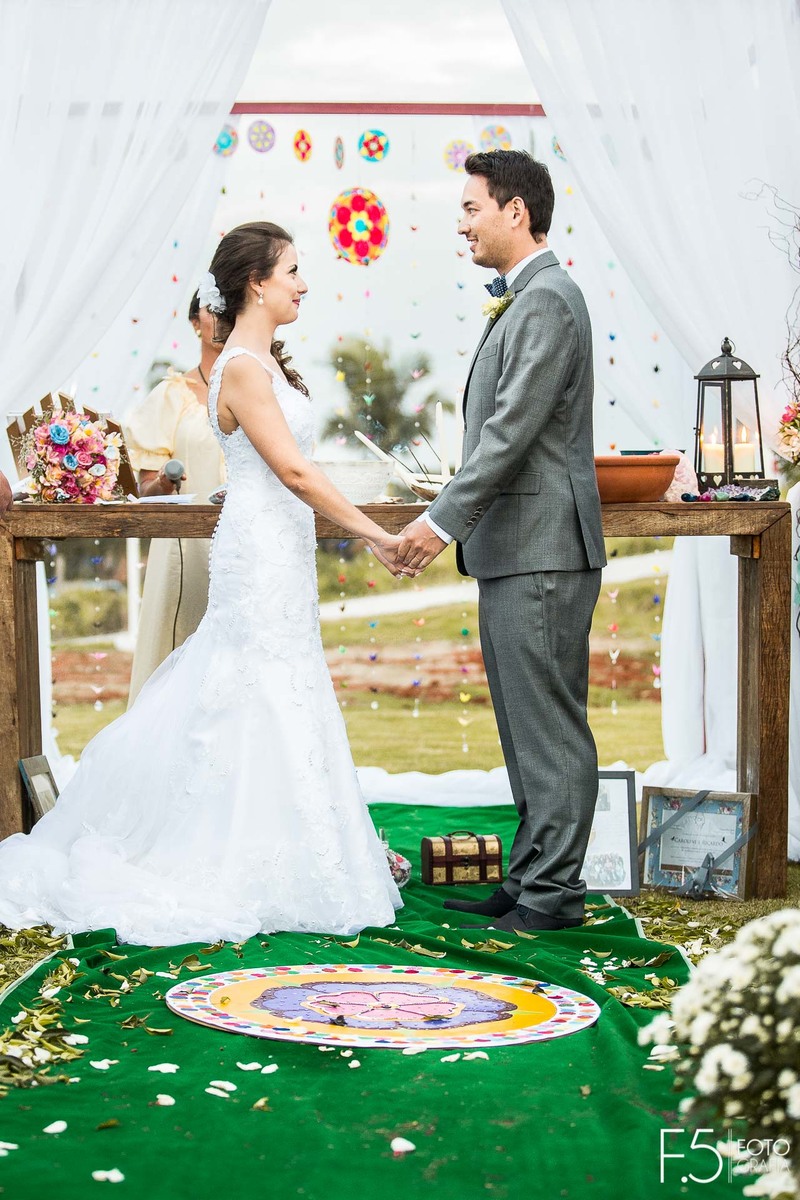 Casamento Caroline e Ricardo, noivos se olhando na cerimônia, em Nova Resende - MG.