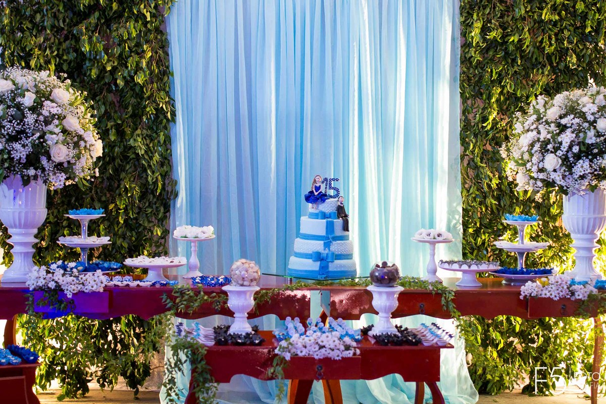 Festa de 15 Anos Leticia e Antonio, mesa de decoração, em Nova Resende - MG.