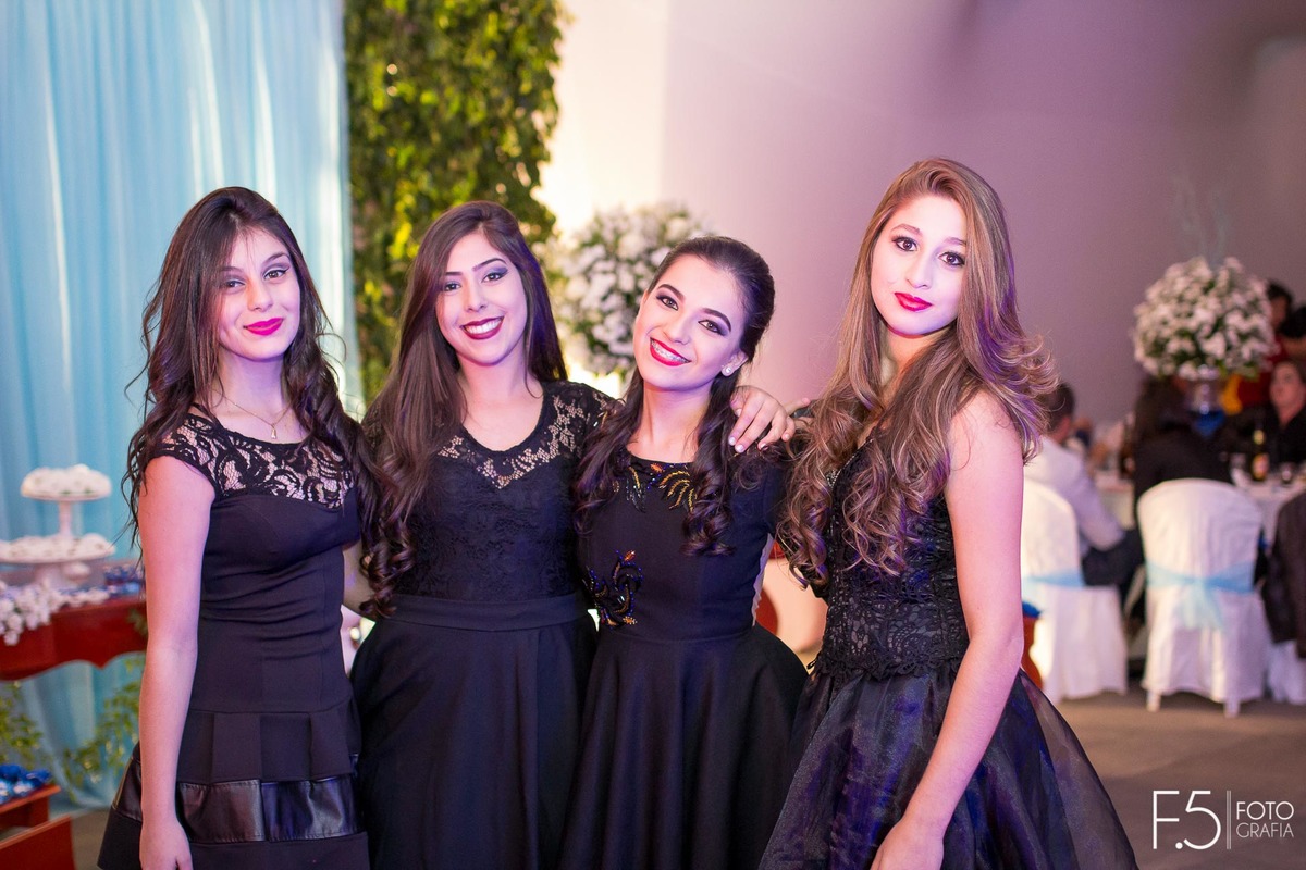 Festa de 15 Anos Leticia e Antonio, seus amigos curtindo a festa que foi em Nova Resende - MG.