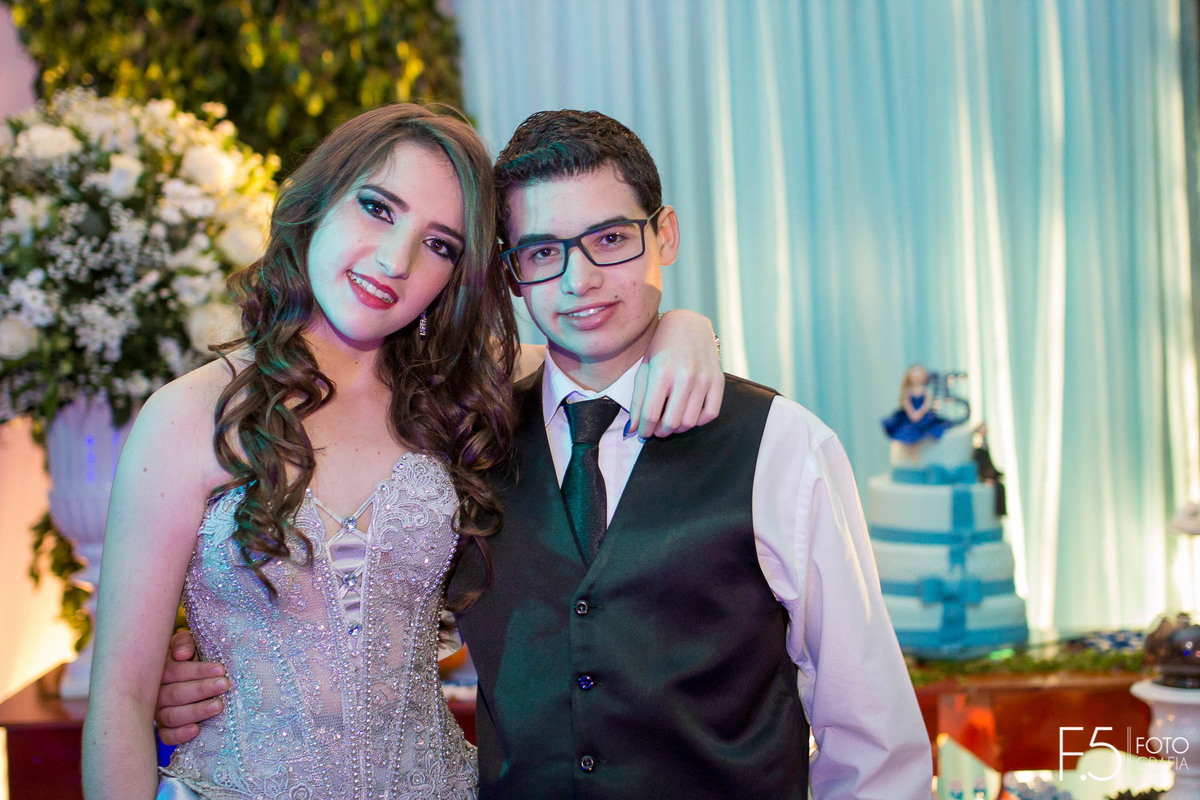 Festa de 15 Anos Leticia e Antonio, sorrindo em meio sua festa, em Nova Resende - MG.