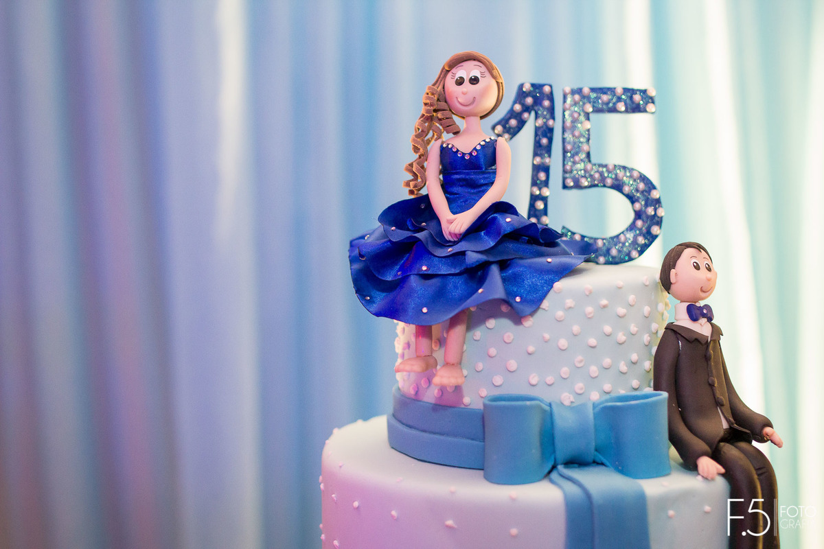 Festa de 15 Anos Leticia e Antonio, detalhes do bolo, em Nova Resende- MG.