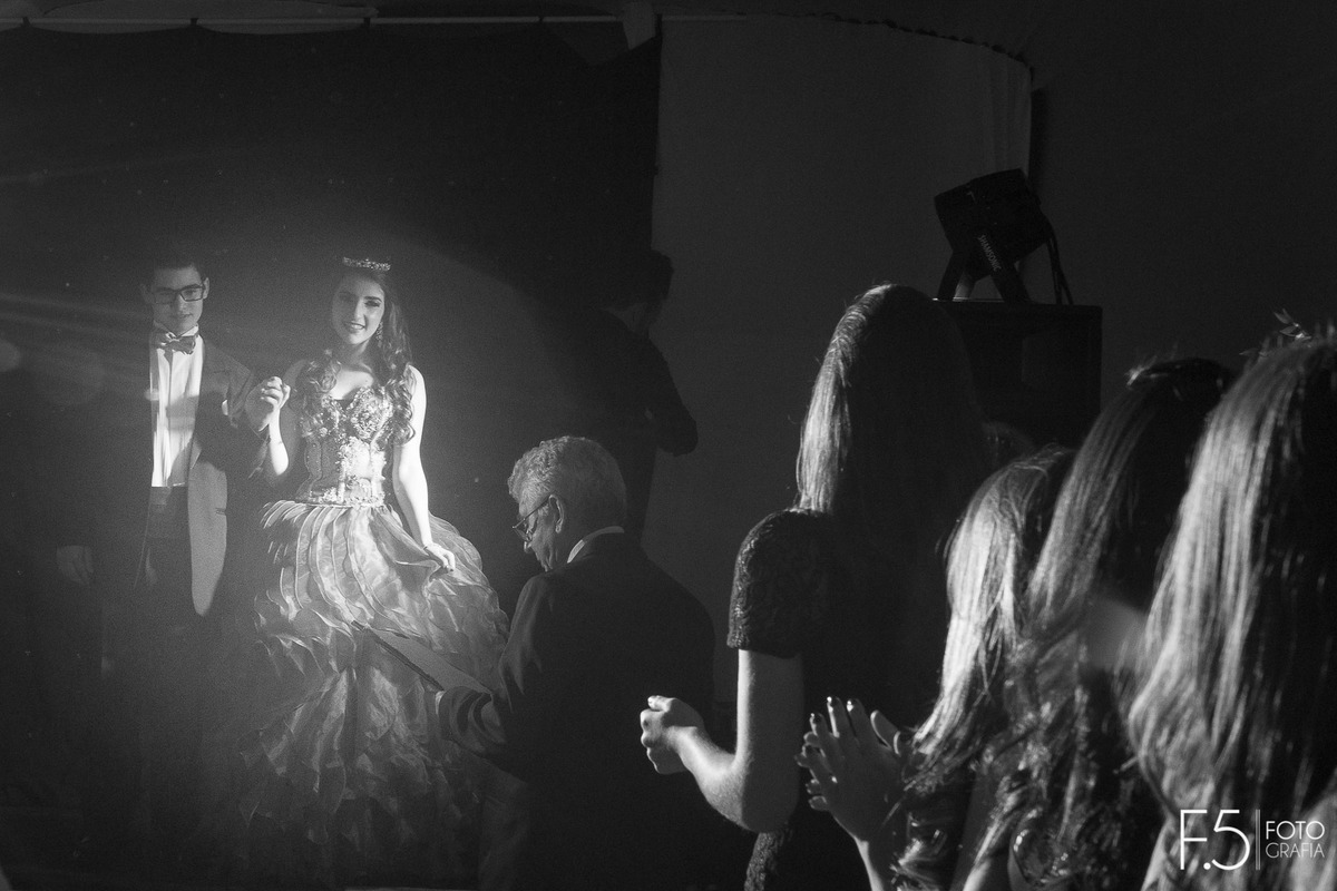Festa de 15 Anos Leticia e Antonio, entrando na pista para iniciar a dança, em Nova Resende - MG.