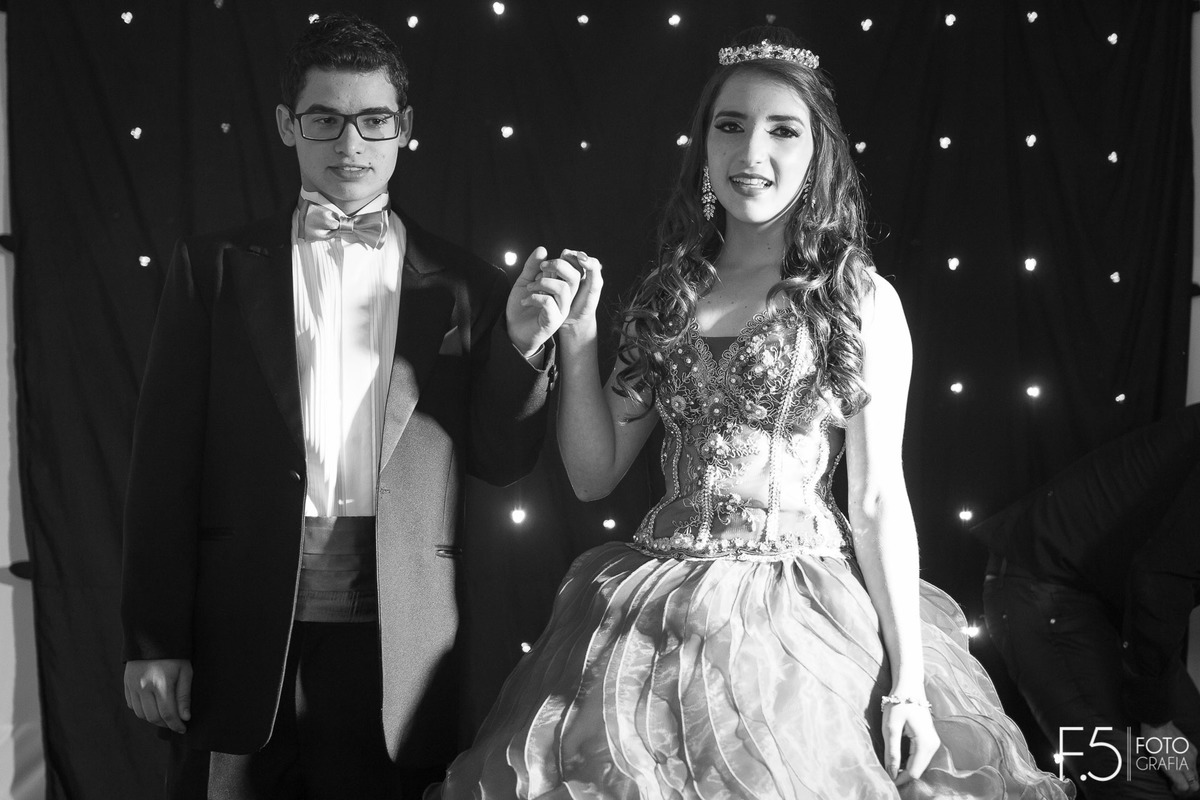 Festa de 15 Anos Leticia e Antonio, entrando na pista para iniciar a dança, em Nova Resende - MG.