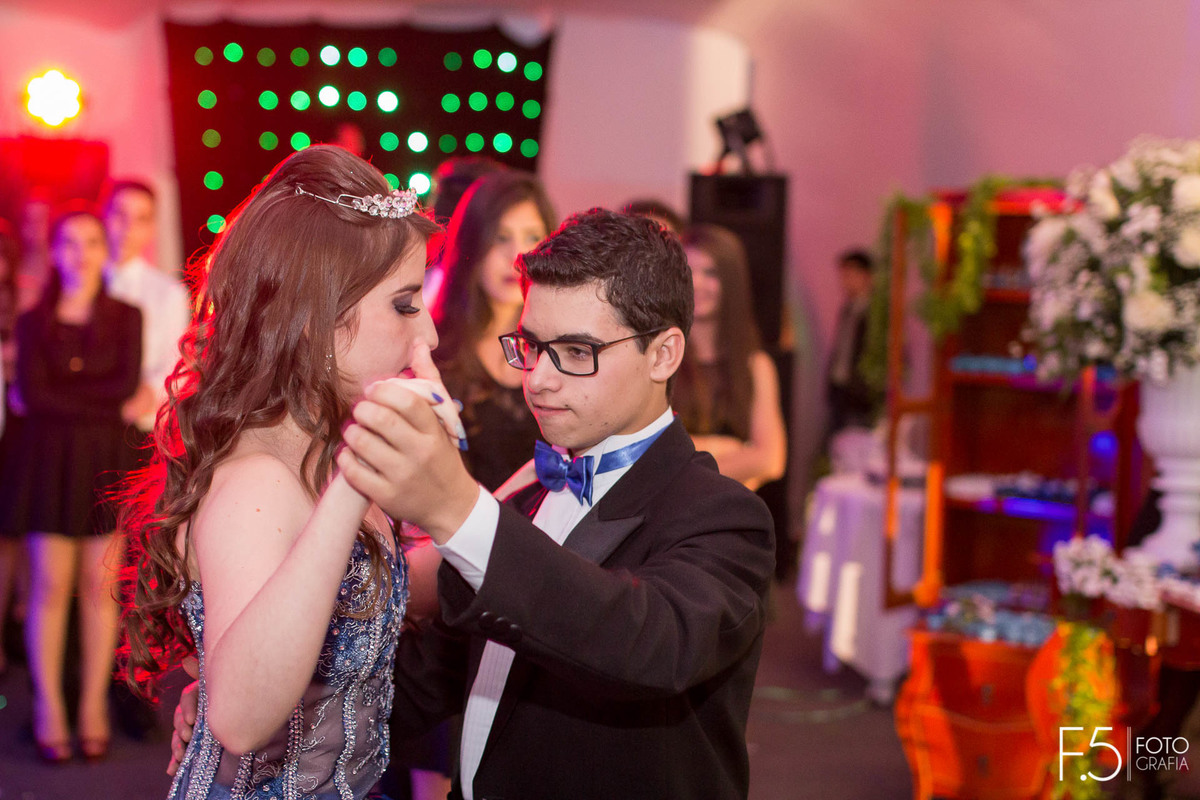 Festa de 15 Anos Leticia e Antonio, dançando valsa, em Nova Resende - MG.