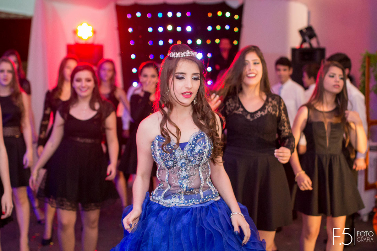 Festa de 15 Anos Leticia e Antonio, Leticia se divertindo, em Nova Resende - MG.