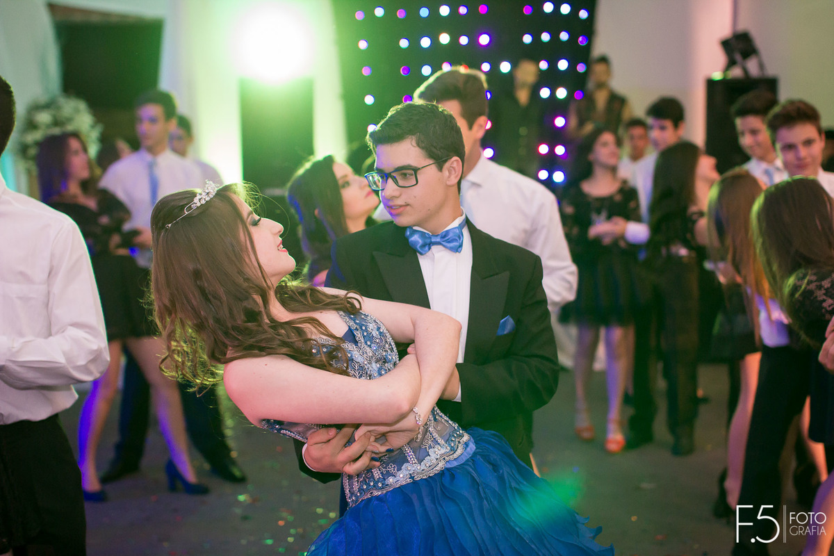 Festa de 15 Anos Leticia e Antonio, dançando valsa, em Nova Resende - MG.