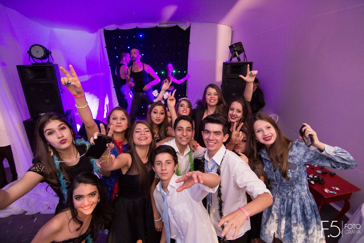 Festa de 15 Anos Leticia e Antonio, seus amigos curtindo a festa que foi em Nova Resende - MG.