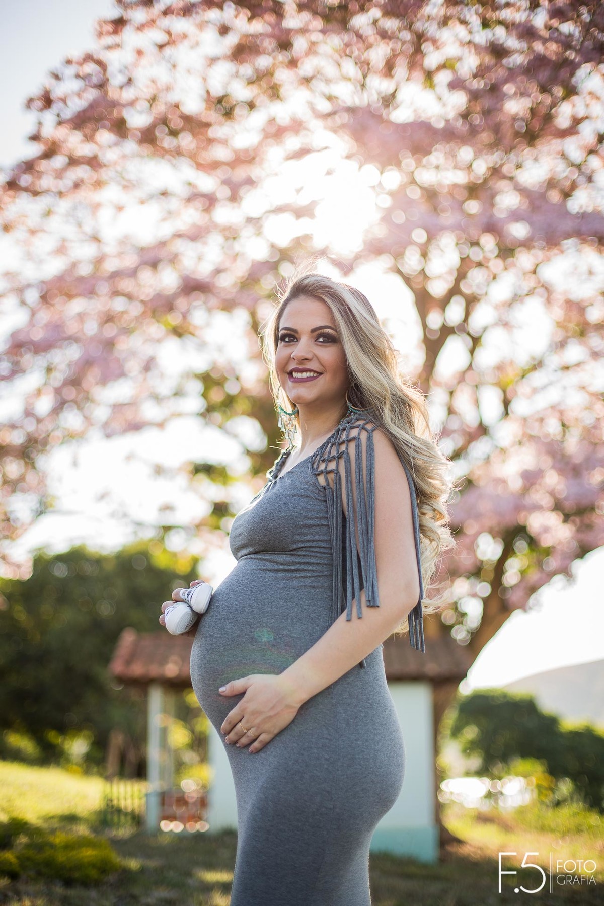 Gestante com a mão na barriga, Ensaio Gestante