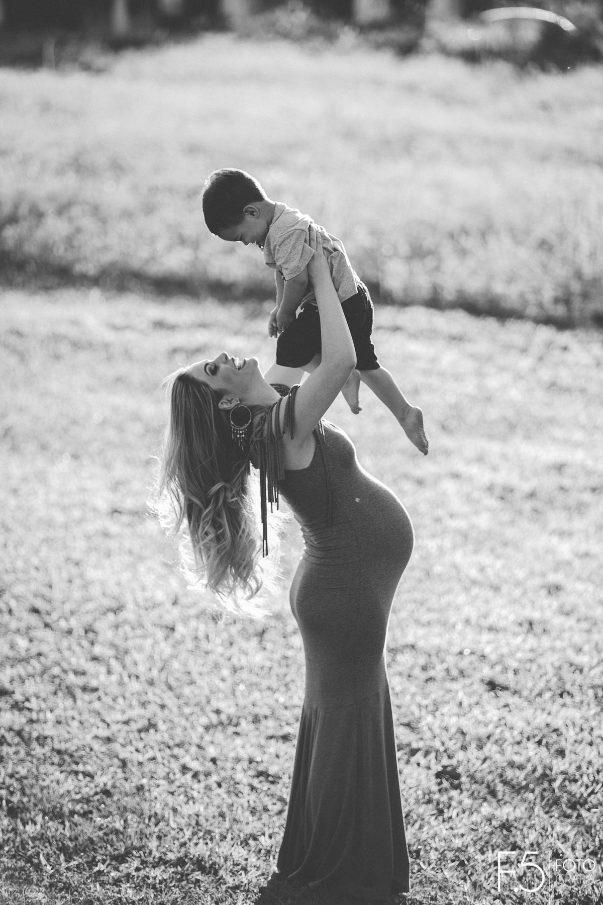 Mulher gestante levantando seu filho, Ensaio Gestante - Areado MG