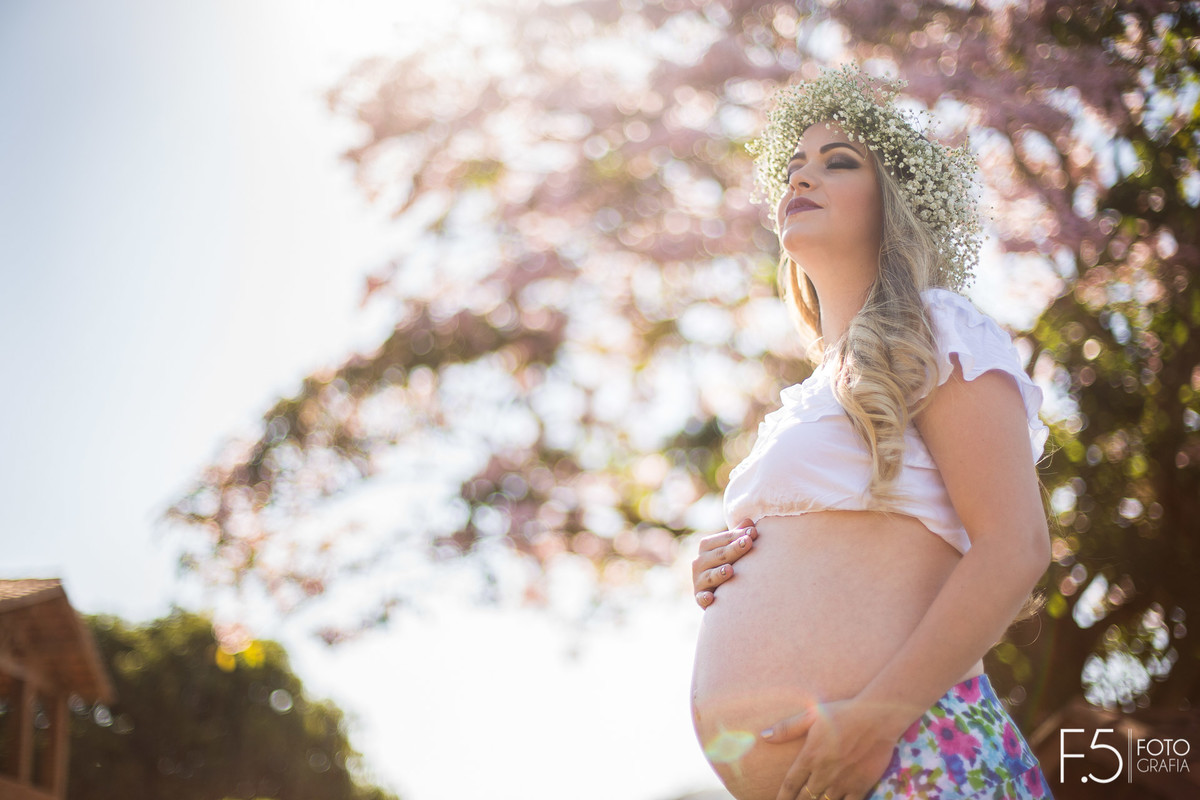 Gestante com olhos fechados e mão na barriga, Ensaio Gestante - MG