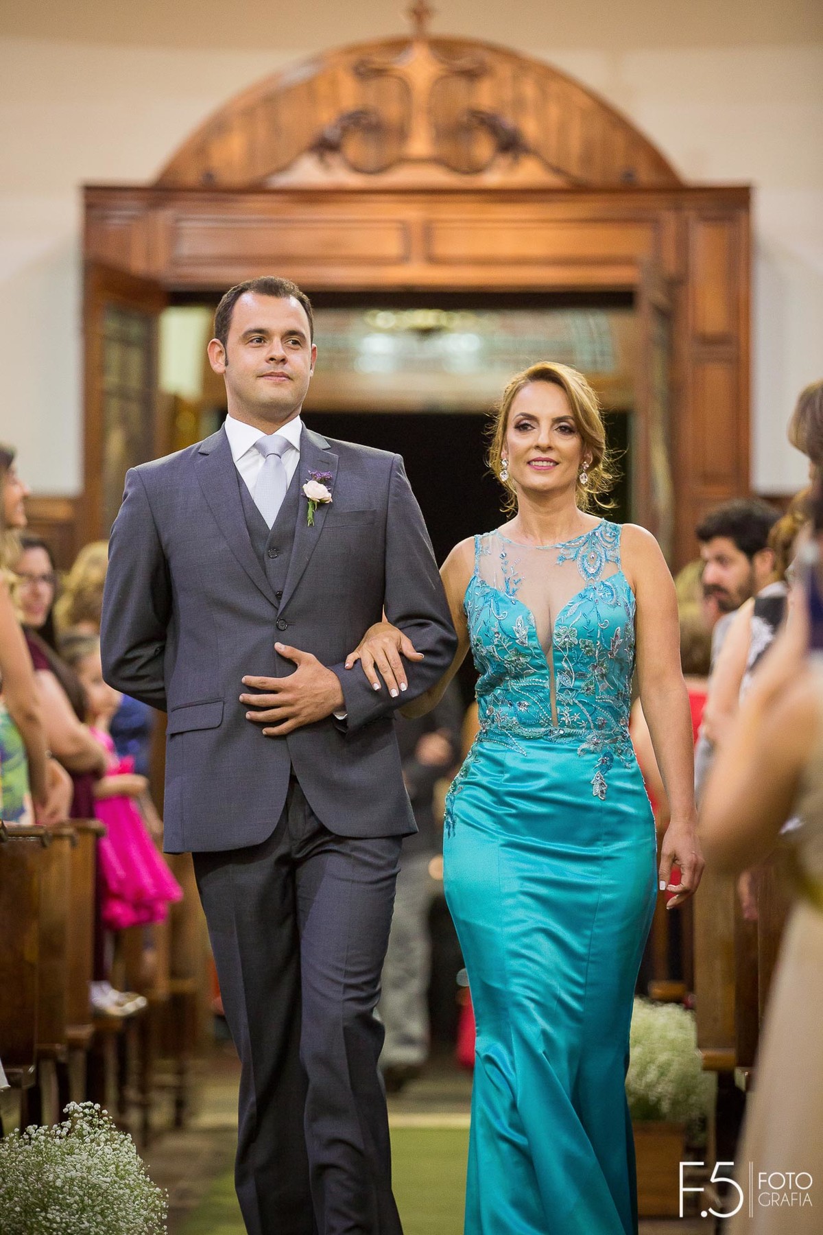 Noivo entrando na igreja, Casamento Guaranésia - MG