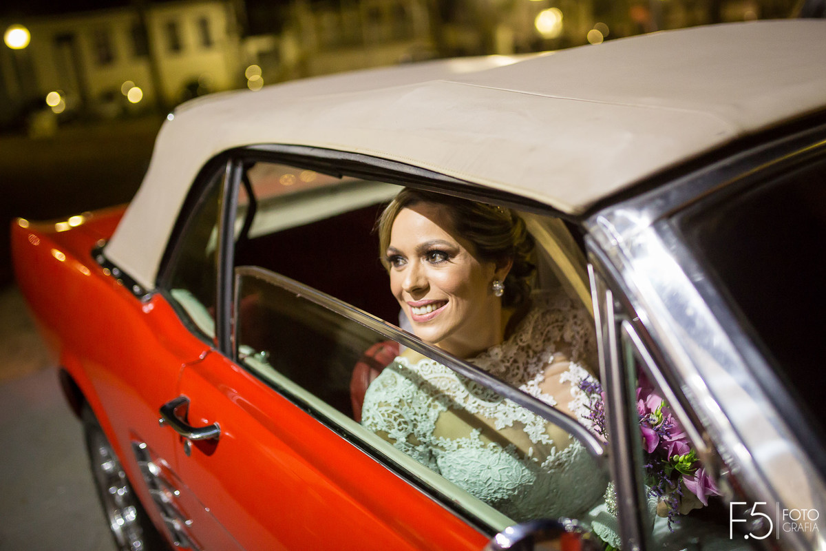 Noiva dentro do carro antes de entrar na igreja, Casamento Guaranésia - MG