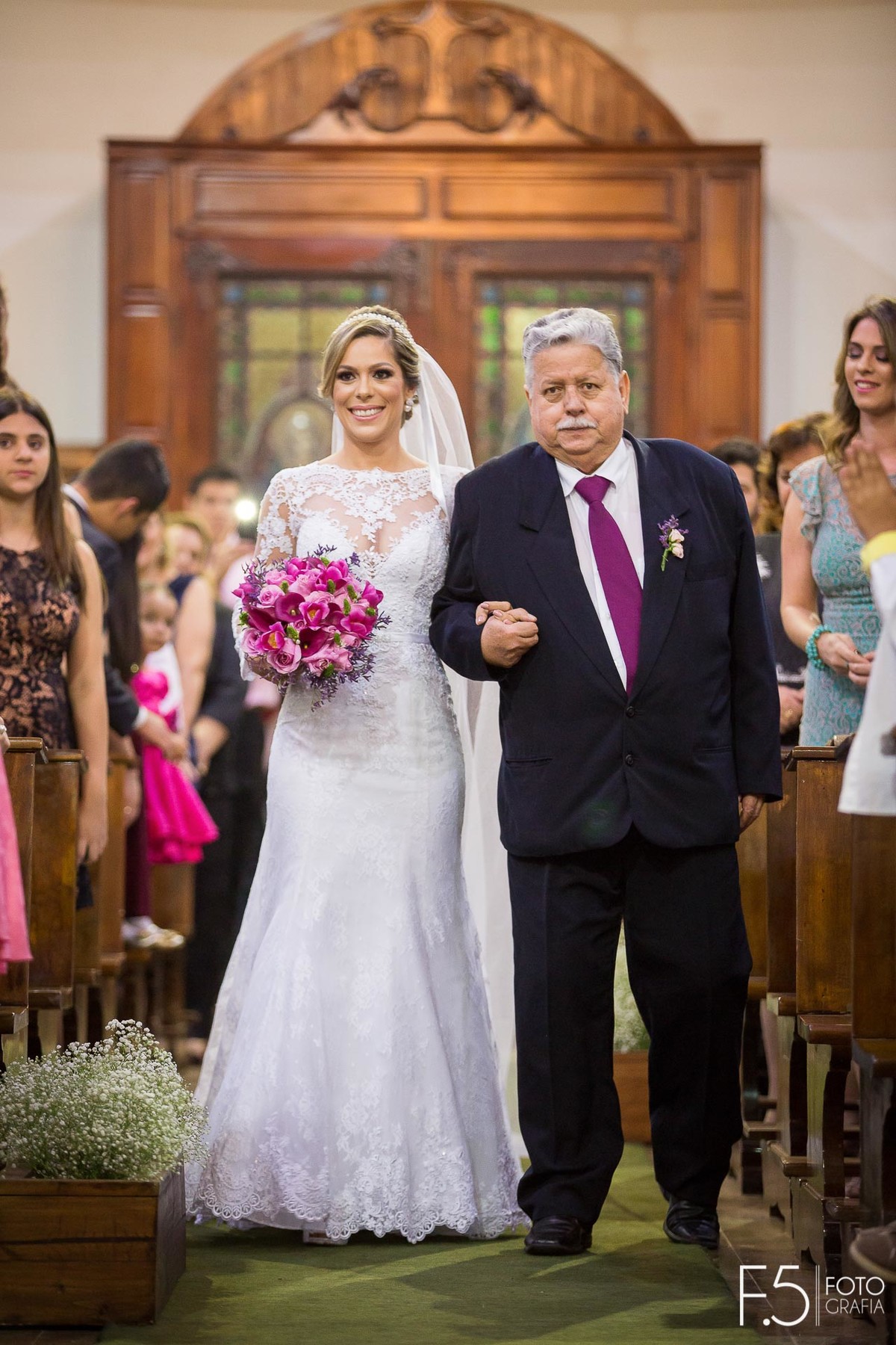 Noiva entrando na igreja com seu pai, Casamento Guaranésia - MG
