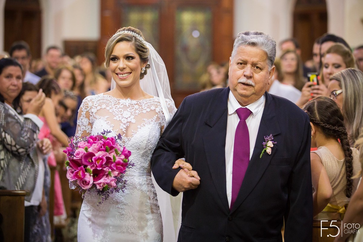 Noiva entrando na igreja com seu pai, Casamento Guaranésia - MG