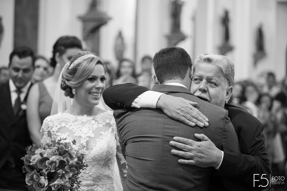 Noivo abraçando sogro, cerimônia religiosa, Casamento Guaranésia - MG