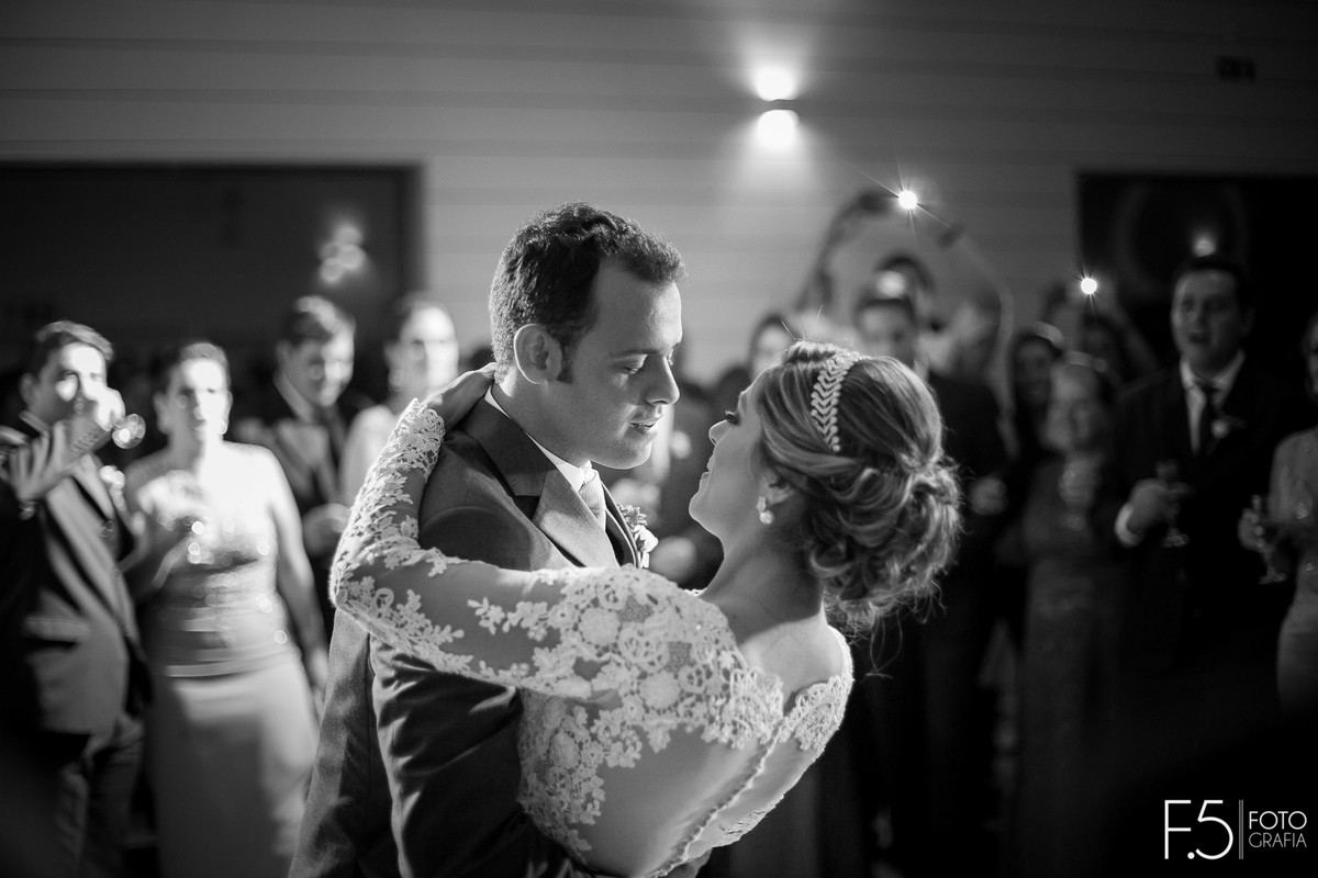 Noivos dançando em sua festa de casamento, Casamento - Guaranésia MG