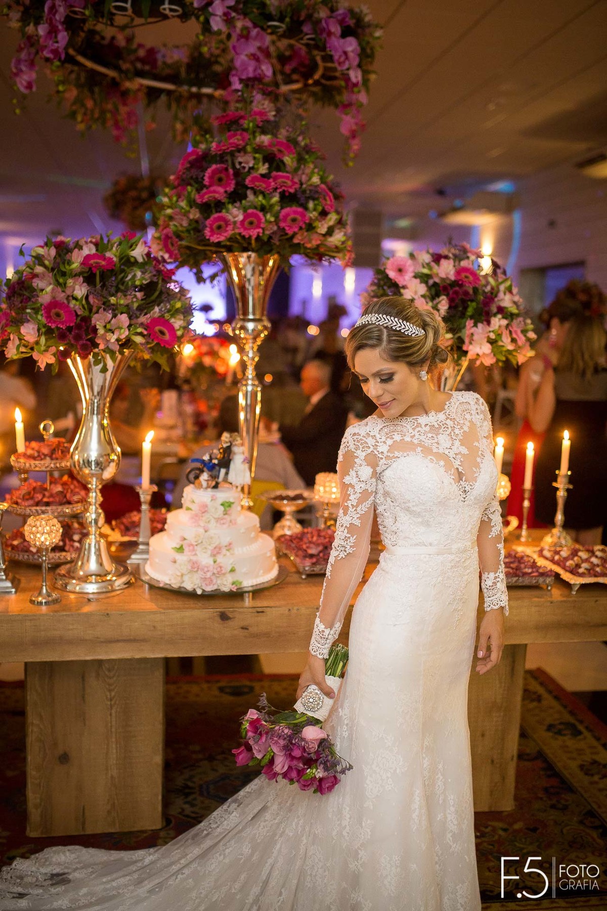 Noiva em frente a mesa do bolo, Festa de casamento, Festa, Casamento - Guaranésia MG