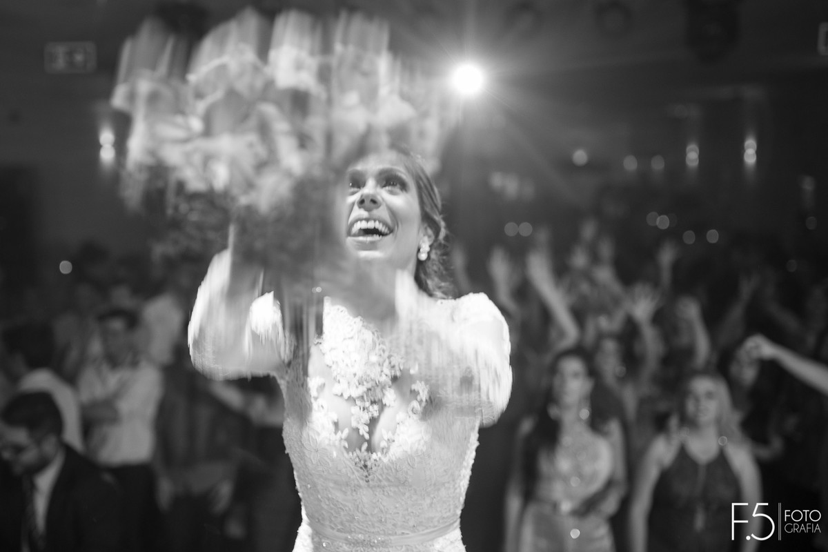 Noiva jogando o buquê, Casamento - Guaranésia MG