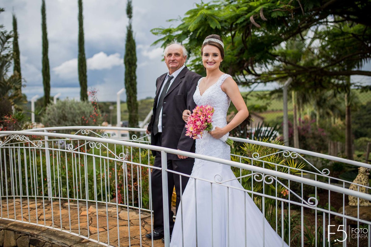 Noiva, Pai da Noiva, Casamento ao ar livre, Casamento em Nova Resende, Noiva sorrindo, O grande dia, Fotógrafo Muzambinho.