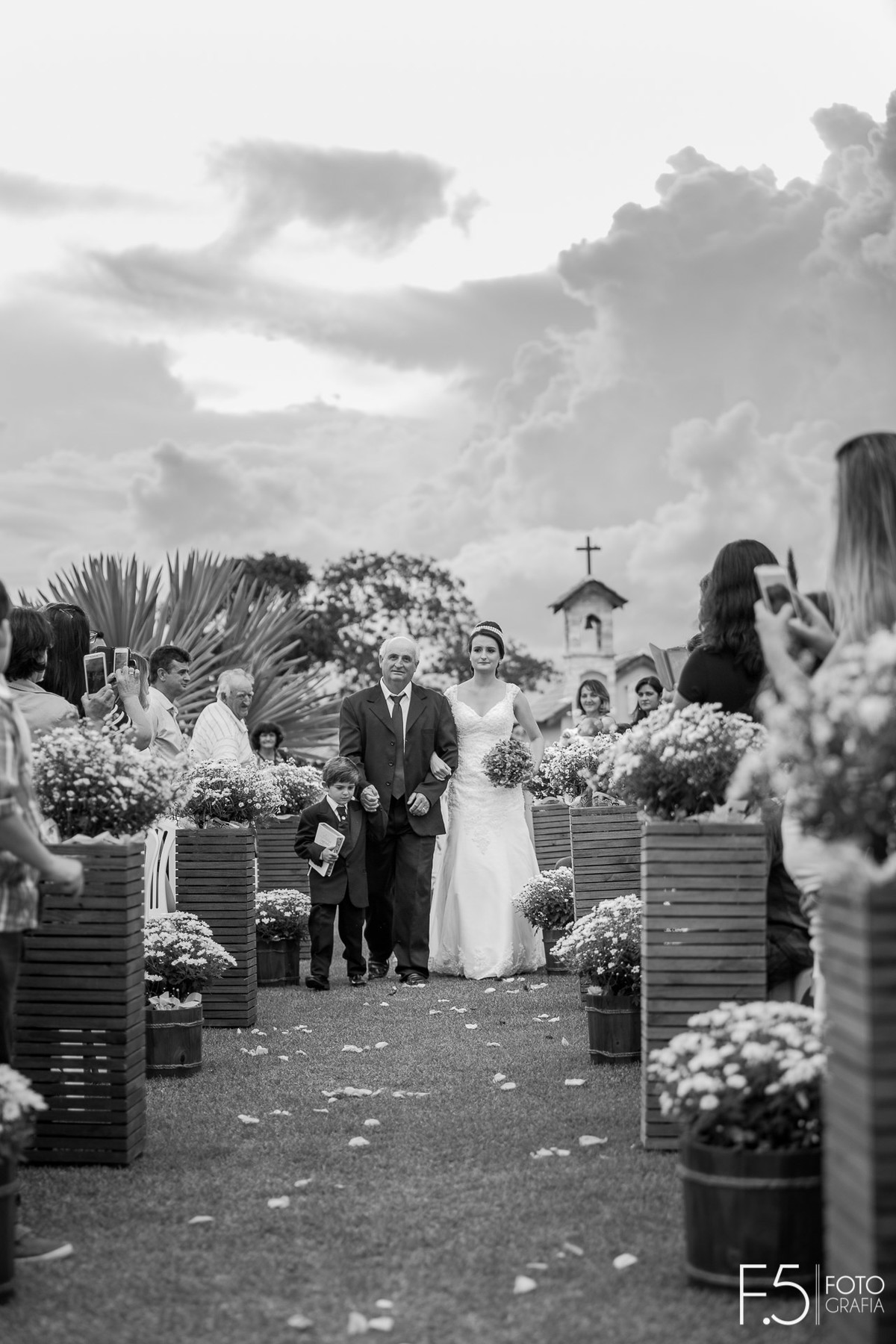 Noiva entrando, Noiva, Pai da Noiva, Casamento ao ar livre, Casamento em Nova Resende, Noiva sorrindo, O grande dia, Fotógrafo Muzambinho.