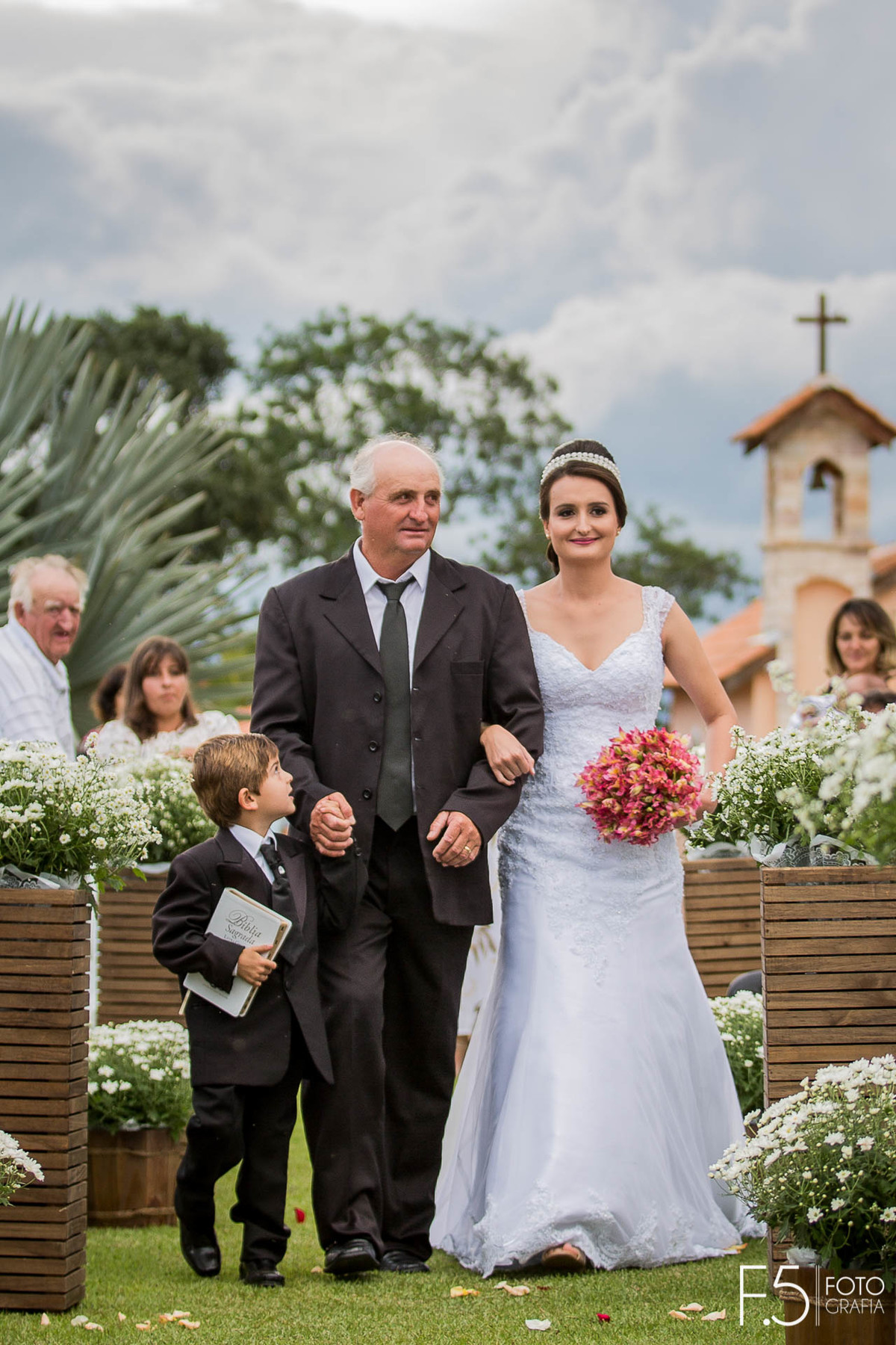 Noiva, Pai da Noiva, Casamento ao ar livre, Casamento em Nova Resende, Noiva sorrindo, O grande dia, Fotógrafo Muzambinho.