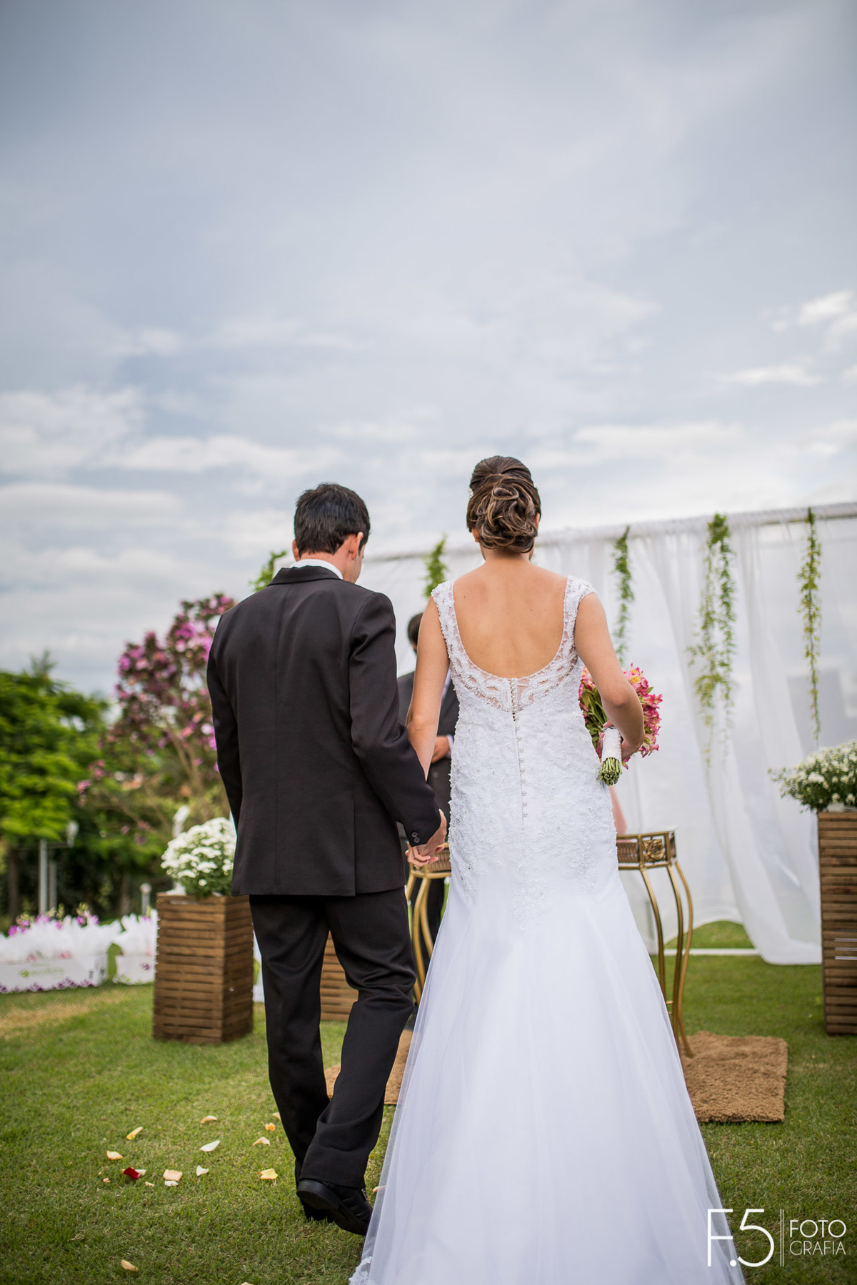 Noivos, Casal de noivos, Casamento ao ar livre, Casamento Nova Resende, Fotógrafo Muzambinho.