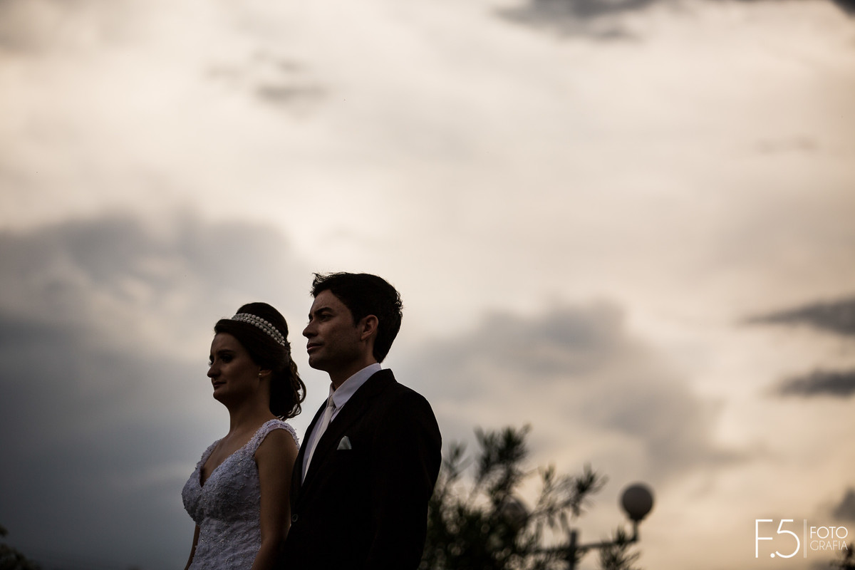 Noivos, casamento ao ar livre, pôr do sol, fotógrafo muzambinho.