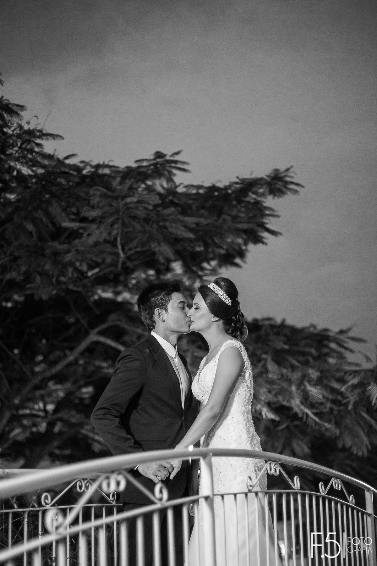 Noivos se beijando, casamento ao ar livre, casamento em Nova Resende -MG, Fotógrafo Muzambinho