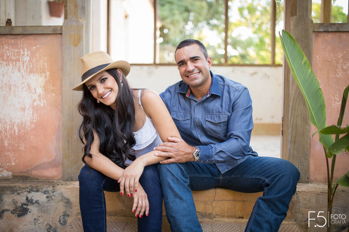 Casal de noivos, Marcia e Renato, esbanjando sorrisos na area da casa na Fazenda Santa Gabriela, em Muzambinho - MG.