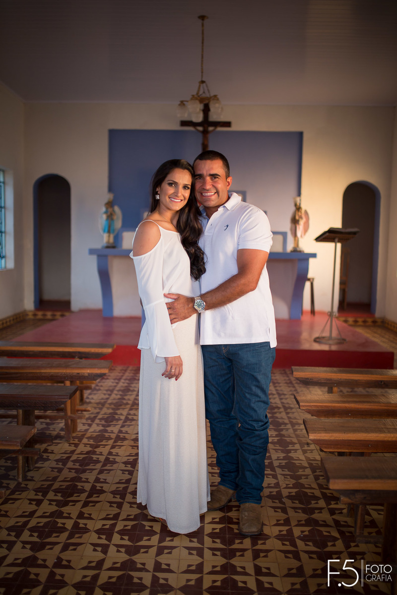 Casal de noivos, Marcia e Renato, na capela em Muzambinho - MG.