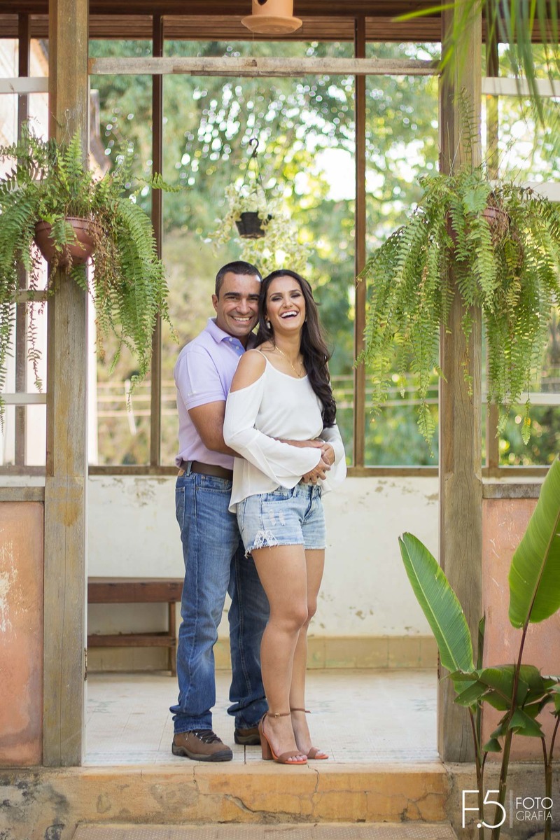 Casal de noivos, Marcia e Renato, esbanjando sorrisos na area da casa na Fazenda Santa Gabriela, em Muzambinho - MG.