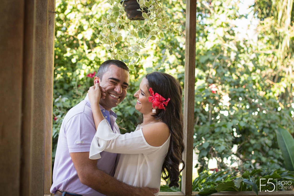 Casal de noivos, Marcia e Renato, trocando carícias  na Fazenda Santa Gabriela, em Muzambinho - MG. Pré Wedding.