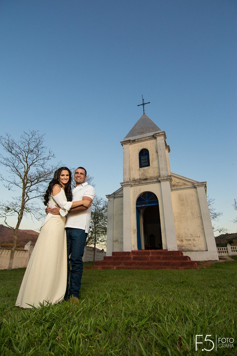 Casal de noivos, Marcia e Renato, em frente a capela em Muzambinho - MG. Pré Wedding
