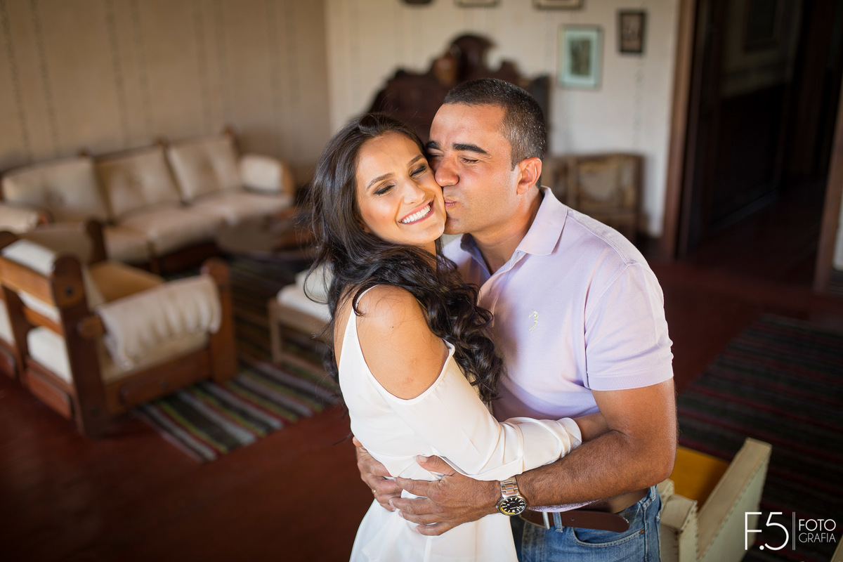 Casal de noivos, Marcia e Renato, trocando carícias  na Fazenda Santa Gabriela, Pré Wedding em Muzambinho - MG.