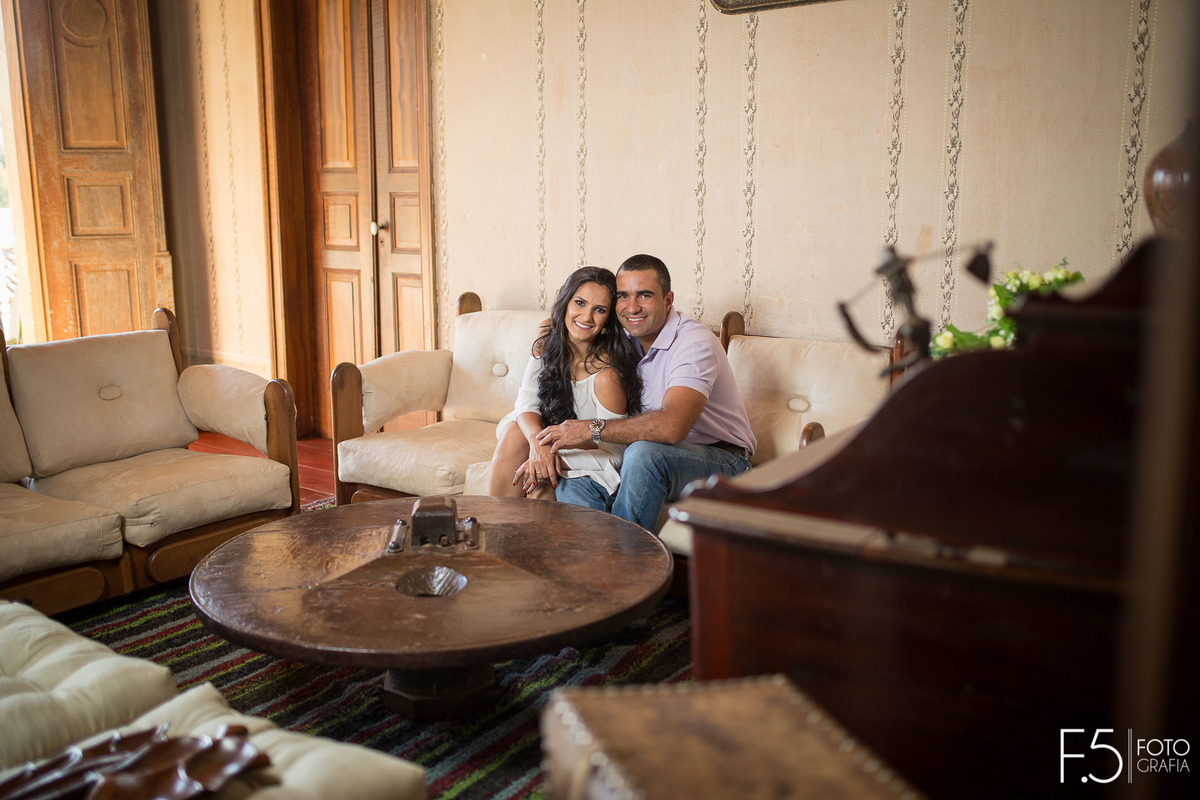 Casal de noivos, Marcia e Renato, esbanjando sorrisos na Fazenda Santa Gabriela, Pré Wedding em Muzambinho - MG.