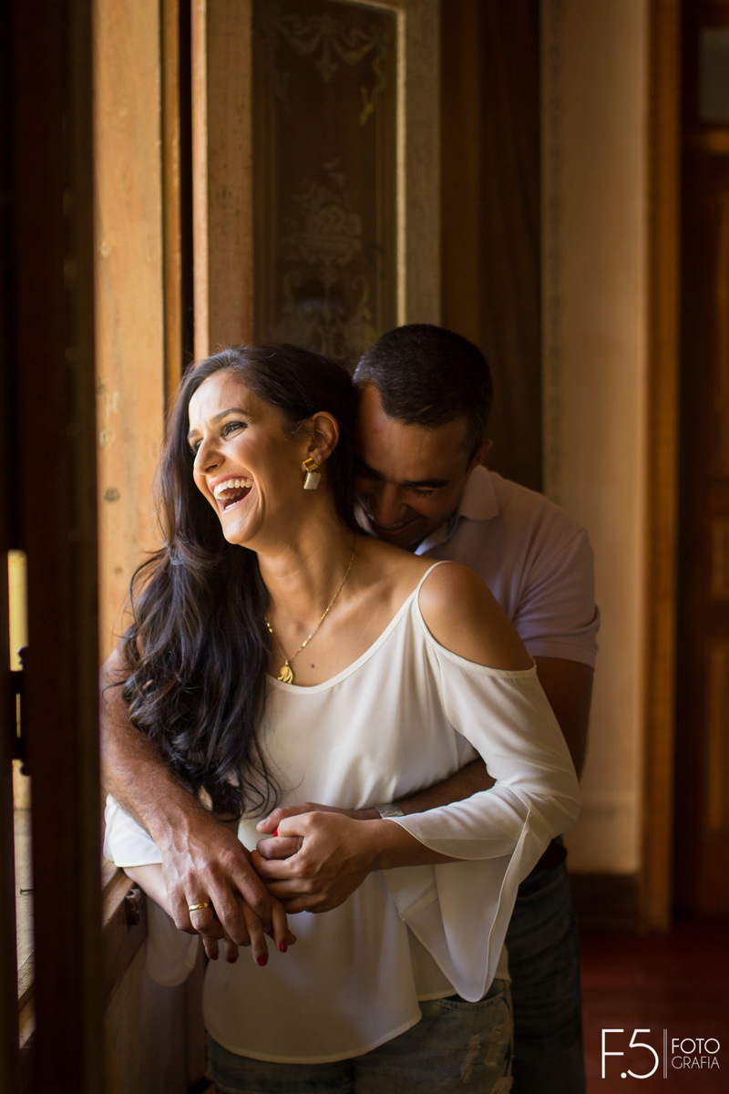 Casal de noivos, Marcia e Renato, esbanjando sorrisos na Fazenda Santa Gabriela, Pré Wedding em Muzambinho - MG.