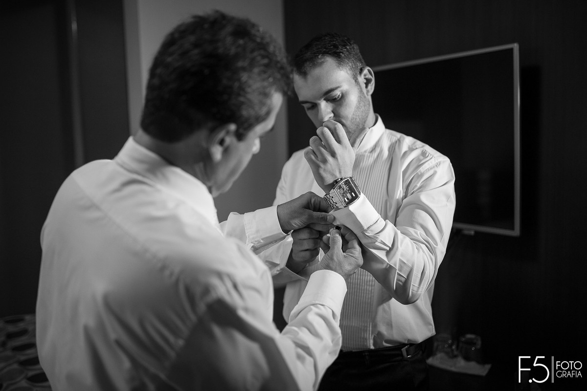 Making of, Making of do noivo, noivo, Noivo se arrumando, noivo abotoando a camisa, casamento em guaxupé