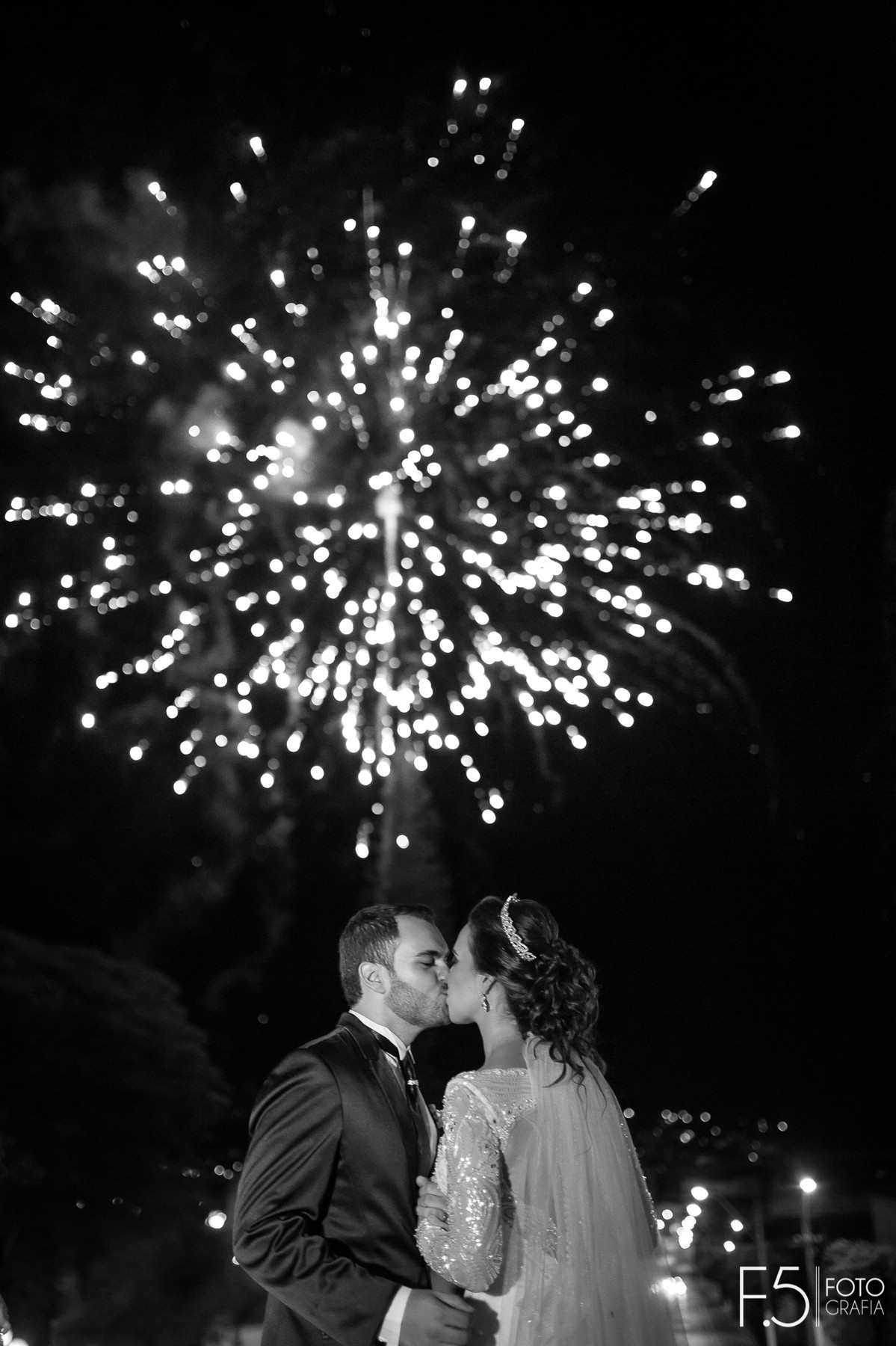 Noivos, Noivos após a cerimônia, Fogos de artifício, Casamento em Guaxupé