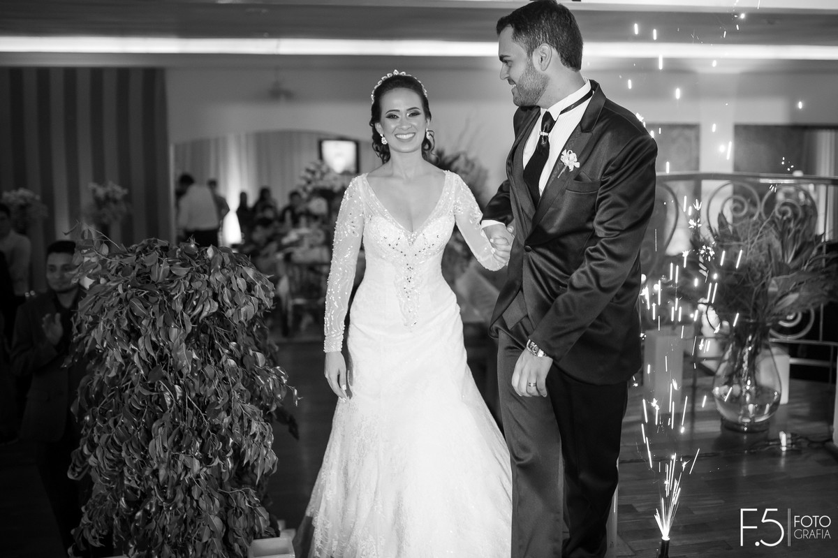 Noivos entrando na pista de dança, noivos, wedding, casamento em guaxupé