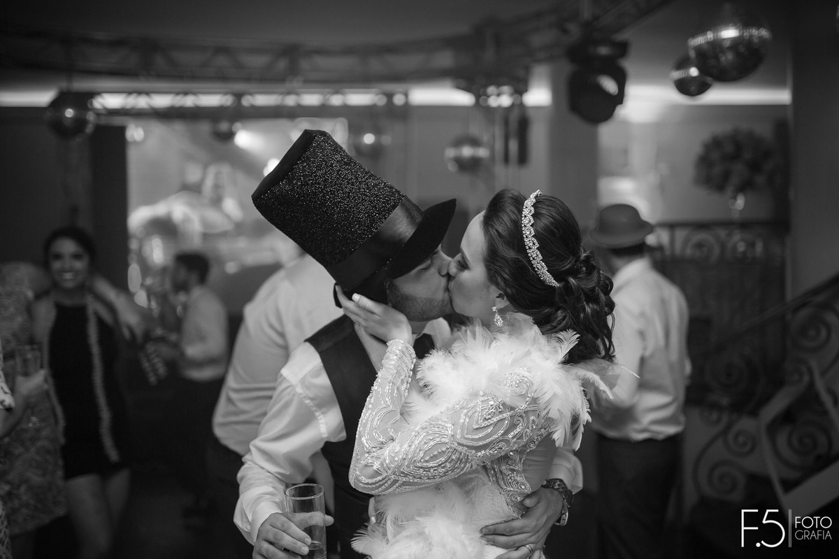 Noivos, noivos dançando, noivos se beijando, pista de dança, casamento em guaxupé