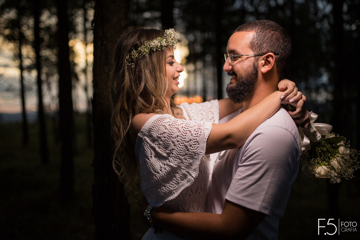 Pre wedding, noivos abraçados e sorrindo
